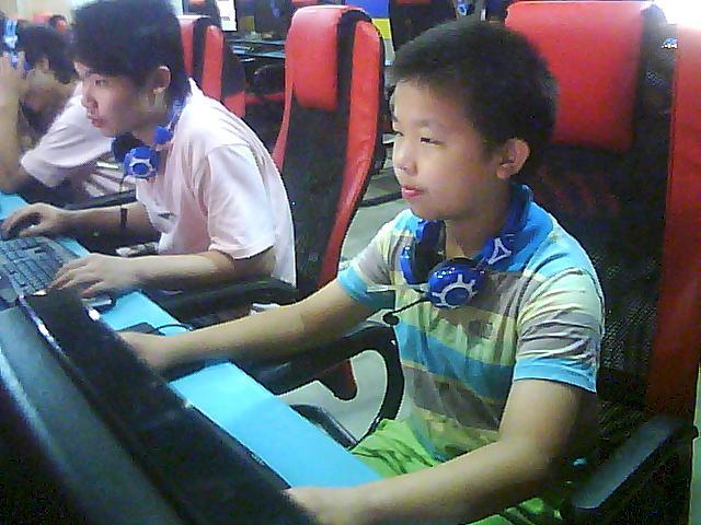 熊孩子的保證書：媽媽給我充點(diǎn)券，我就戒了LOL！