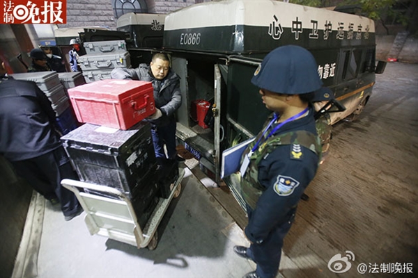 新版人民幣出庫(kù)實(shí)拍！43輛特種車(chē)排隊(duì)取運(yùn)