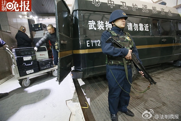 新版人民幣出庫(kù)實(shí)拍！43輛特種車(chē)排隊(duì)取運(yùn)