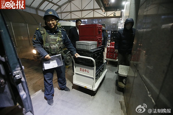 新版人民幣出庫(kù)實(shí)拍！43輛特種車(chē)排隊(duì)取運(yùn)