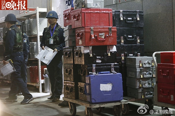 新版人民幣出庫(kù)實(shí)拍！43輛特種車(chē)排隊(duì)取運(yùn)