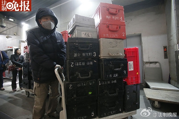 新版人民幣出庫(kù)實(shí)拍！43輛特種車(chē)排隊(duì)取運(yùn)