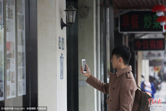 通過給每家商鋪一個對應(yīng)二維碼，游客可通過手機(jī)掃碼的方式，了解店鋪的詳細(xì)信息等，也可實現(xiàn)對店鋪進(jìn)行評價投訴等。 (圖片作者：沈志成)
