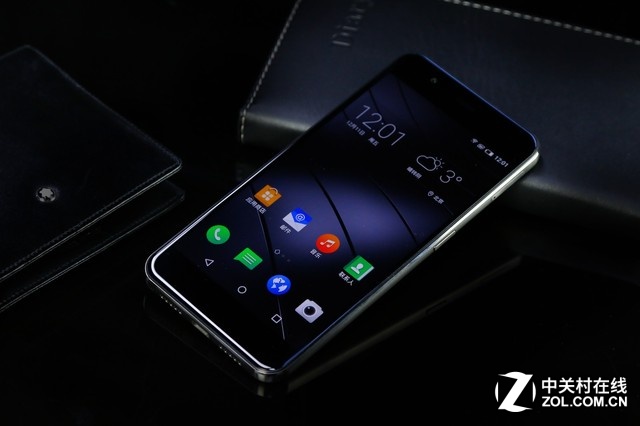 Gigaset ME pro采用1920x1080像素的5.5英寸屏幕，高通驍龍810處理器，3GB RAM+32GB ROM，以及800萬像素+后置2000萬像素的組合，電池容量4000mAh。相比Gigaset ME，除了機身更大、在后置攝像頭配置以及電池上優(yōu)勢明顯。