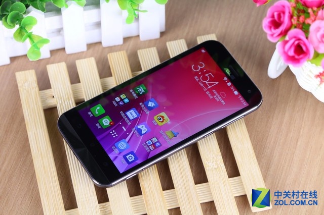 華碩鷹眼ZenFone Zoom是一款以拍照見(jiàn)長(zhǎng)的機(jī)型，其后置相機(jī)為1300萬(wàn)像素，采用Panasonic SmartFSI傳感器，10枚HOYA鏡片，擁有雙色溫LED閃光燈，可實(shí)現(xiàn)3倍光學(xué)變焦、OIS光學(xué)防抖，并擁有75°廣角。前置攝像頭則是主流的500萬(wàn)像素，擁有f/2.0大光圈及88°廣角，考慮到用戶的自拍需求，也加入了美顏模式。