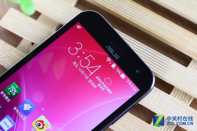 華碩鷹眼ZenFone Zoom是一款以拍照見(jiàn)長(zhǎng)的機(jī)型，其后置相機(jī)為1300萬(wàn)像素，采用Panasonic SmartFSI傳感器，10枚HOYA鏡片，擁有雙色溫LED閃光燈，可實(shí)現(xiàn)3倍光學(xué)變焦、OIS光學(xué)防抖，并擁有75°廣角。前置攝像頭則是主流的500萬(wàn)像素，擁有f/2.0大光圈及88°廣角，考慮到用戶的自拍需求，也加入了美顏模式。