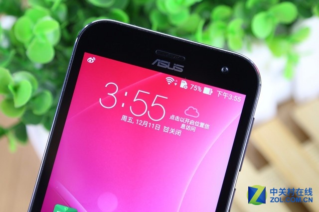 華碩鷹眼ZenFone Zoom是一款以拍照見(jiàn)長(zhǎng)的機(jī)型，其后置相機(jī)為1300萬(wàn)像素，采用Panasonic SmartFSI傳感器，10枚HOYA鏡片，擁有雙色溫LED閃光燈，可實(shí)現(xiàn)3倍光學(xué)變焦、OIS光學(xué)防抖，并擁有75°廣角。前置攝像頭則是主流的500萬(wàn)像素，擁有f/2.0大光圈及88°廣角，考慮到用戶的自拍需求，也加入了美顏模式。