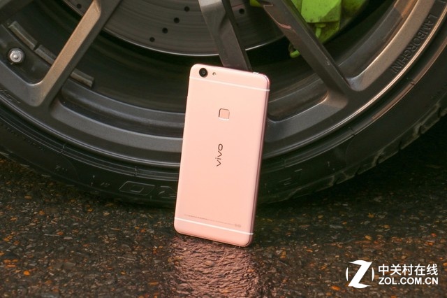 夠快！蘭博基尼載美女送vivo X6Plus  