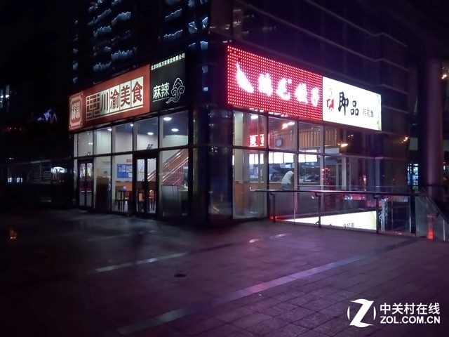 公司附近像這樣的小店有很多，解決晚飯非常方便。