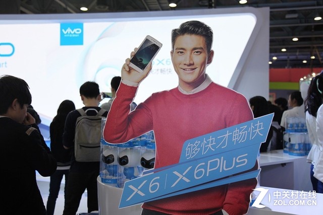 vivo X6以及X6Plus是vivo展臺上最受關注的產(chǎn)品，作為vivo眼下重點主推的新機，用戶紛紛來體驗它們的“快”。