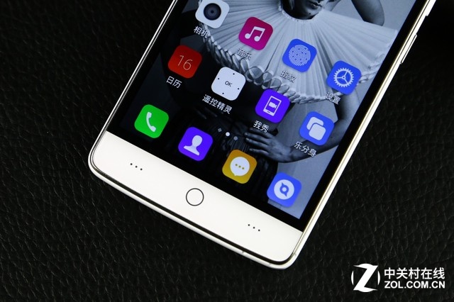 TCL樂玩2C的“樂控2.0”功能通過紅外傳感器，能夠幫助用戶<a href=/mobile/ target=_blank class=infotextkey>手機(jī)</a>遙控空調(diào)、電視設(shè)備，針升級后的紅外技術(shù)2.0以及全面優(yōu)化的樂玩軟件，可以實(shí)現(xiàn)99%的精準(zhǔn)遙控。
