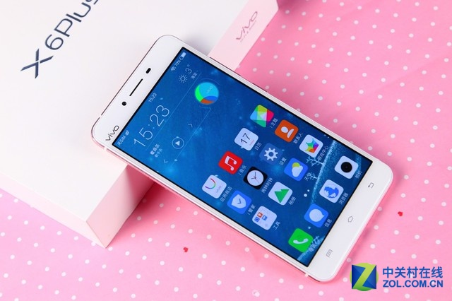 vivo X6Plus在采用64位8核處理器+4GB超大運存的同時，搭載了5.7英寸的超大屏幕，同時還內置了64GB超大的存儲容量，并同樣支持最大128GB的內存卡拓展，vivo X6Plus還將電池容量升級到3000毫安的超大電池，配合雙引擎閃充功能讓續(xù)航更加長久，充電更加方便。vivo X6Plus和X6一樣，采用了2.5D弧面玻璃配合金屬占比達到業(yè)內最高的98.3%的一體化機身。