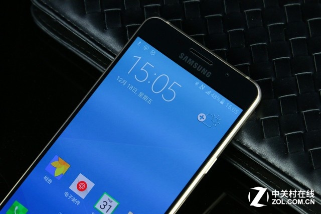 三星Galaxy A5 2016版在外觀和性能上獲得了全面提升，讓其在中端和年輕用戶(hù)市場(chǎng)持續(xù)保持競(jìng)爭(zhēng)力。在外形上Galaxy A5 2016版放棄了傳統(tǒng)金屬設(shè)計(jì)，加入了更具活力的雙面玻璃元素，更符合年輕用戶(hù)群體的口味，正面首次使用流行的2.5D康寧大猩猩玻璃，視覺(jué)圓潤(rùn)通透，手感細(xì)膩飽滿(mǎn)，曲面玻璃和金屬側(cè)邊的緊密結(jié)合也再次彰顯了三星強(qiáng)大的工藝設(shè)計(jì)能力。