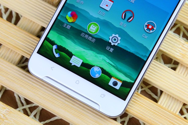 HTC One X9采用5.5寸1080p屏幕，搭載Helio X10 MT6795T處理器，還有3GB+32GB內存組合，擁有1300萬像素主攝像頭，支持OIS光學防抖，500萬像素自拍攝像頭。還配備3000mAh電池，支持雙卡雙待雙4G。