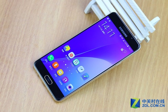 三星Galaxy A7 2016版搭載了5.5英寸1080P分辨率屏幕，采用Super AMOLED材質(zhì)，機(jī)身表面為玻璃+金屬的材質(zhì)，并配備了指紋識(shí)別功能。在硬件配置上采用的高通驍龍615八核64位處理器，配以3GB內(nèi)存，整機(jī)性能更上一個(gè)臺(tái)階，帶來(lái)震撼的視覺(jué)體驗(yàn)。在拍照方面配備了1300萬(wàn)像素主攝像頭和500萬(wàn)像素主攝像頭，均采用F1.9大光圈，支持OIS光學(xué)防抖。