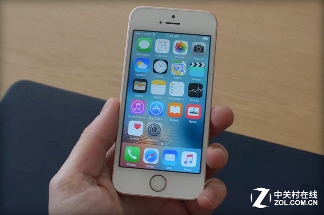 無論尺寸還是外觀iPhone SE與iPhone 5s沒有變化，就相當(dāng)于將iPhone 6s裝進了iPhone 5s機身內(nèi)，少了3D Touch。