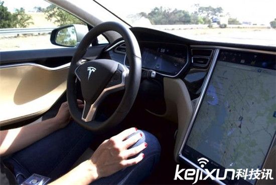 特斯拉汽車自動躲避車禍 無人駕駛真安全？