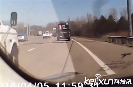 特斯拉汽車自動(dòng)躲避車禍 無人駕駛真安全？