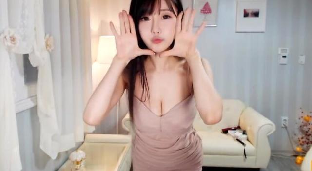 <a href=/mobile/ target=_blank class=infotextkey>手機</a>直播為什么這么火？草根對女主播需求沒變