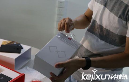 一加3手機(jī)已發(fā)布 但一加VR頭盔又來(lái)了開(kāi)箱圖賞
