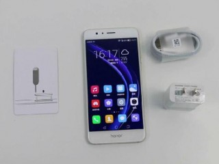 華為榮耀8上手體驗(yàn)評測 主打的時尚設(shè)計(jì)元素