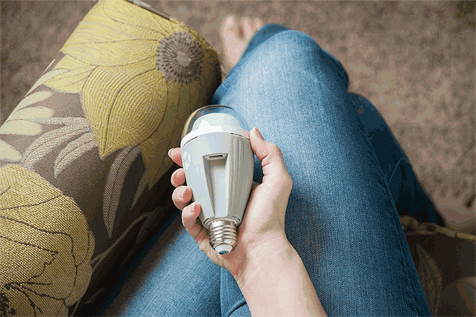 你見過懸浮充電，那你見過燈泡給手機充電嗎？