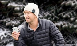 冷得不想碰手機？戴上這個藍(lán)牙帽就可以打電話