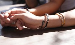 這個TUCK手環(huán)可以幫你掩飾一下 頭繩綁手腕上太難看？