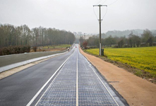 法國(guó)建成世界首條太陽(yáng)能公路 為路燈提供電源