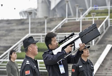 武漢警方配備無人機反制槍  發(fā)射電磁波對抗黑飛