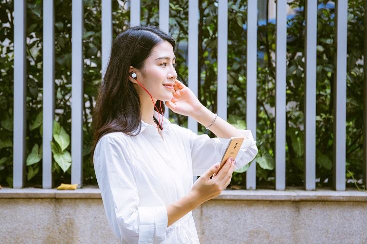 魅藍(lán)EP52美女體驗(yàn)圖賞 魅藍(lán)EP52耳機(jī)如何？