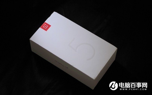 讓人愛不釋手！一加5T砂巖白限量版開箱圖賞