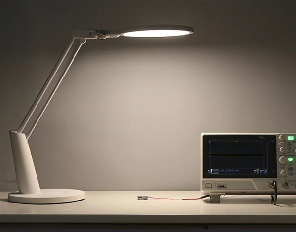 小米眾籌Yeelight智能護(hù)眼臺燈在京東首發(fā) 499元。