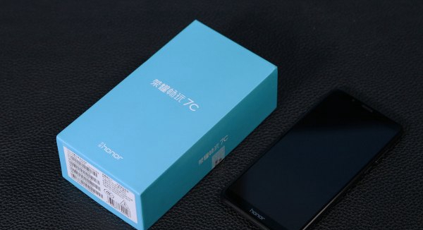 榮耀8X包裝盒現(xiàn)身：去掉“暢玩”二字或定位升級