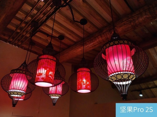 堅果Pro2s和小米8se哪個好？堅果Pro2s對比小米8se區(qū)別評測