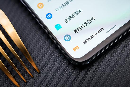 ▲魅族X(qián)8擁有超窄邊框設(shè)計(jì)