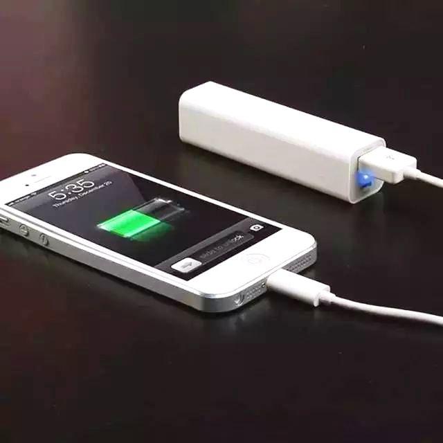 手機充完電要拔掉充電器嗎？手機充完電后先拔手機還是充電器