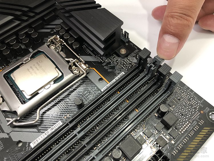 臺式電腦內存條怎么安裝？臺式機雙通道內存安裝圖解方法教程
